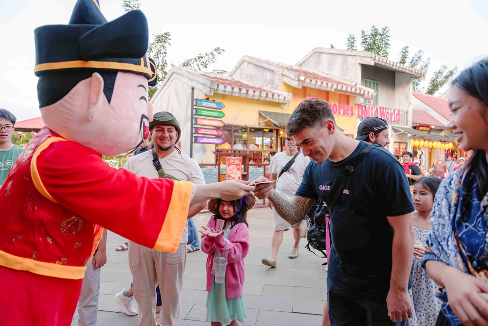 Tết di sản mở màn ấn tượng với đèn lồng khổng lồ giữa đêm xuân Hội An - ảnh 2