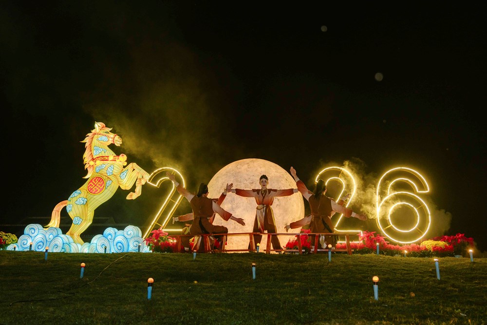 Tết di sản mở màn ấn tượng với đèn lồng khổng lồ giữa đêm xuân Hội An - ảnh 1