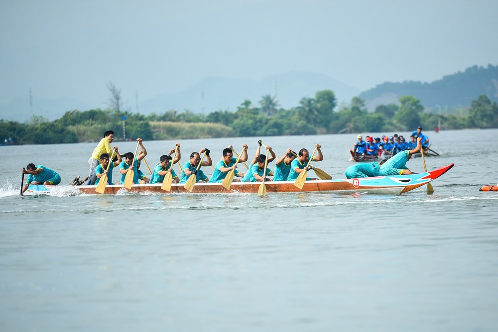 Sôi nổi giải đua thuyền truyền thống và đua SUP trên sông Cu Đê - ảnh 7
