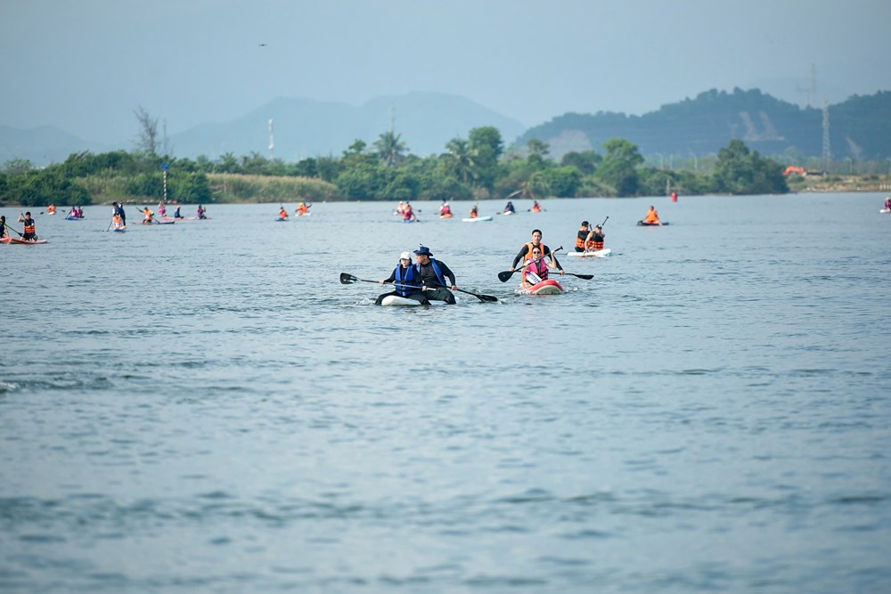 Sôi nổi giải đua thuyền truyền thống và đua SUP trên sông Cu Đê - ảnh 12