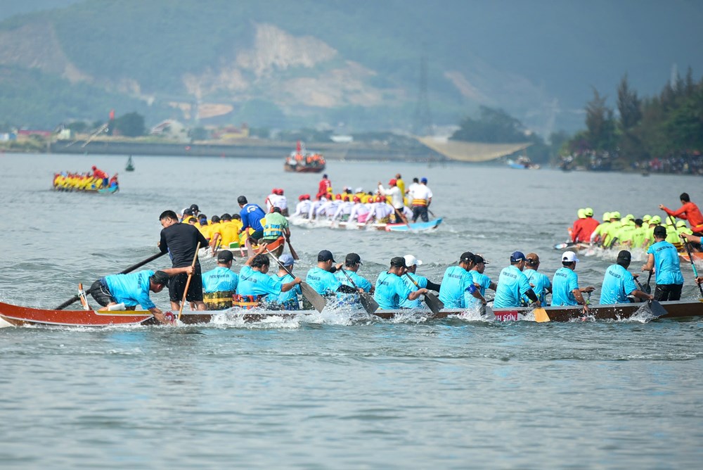 Sôi nổi giải đua thuyền truyền thống và đua SUP trên sông Cu Đê - ảnh 5