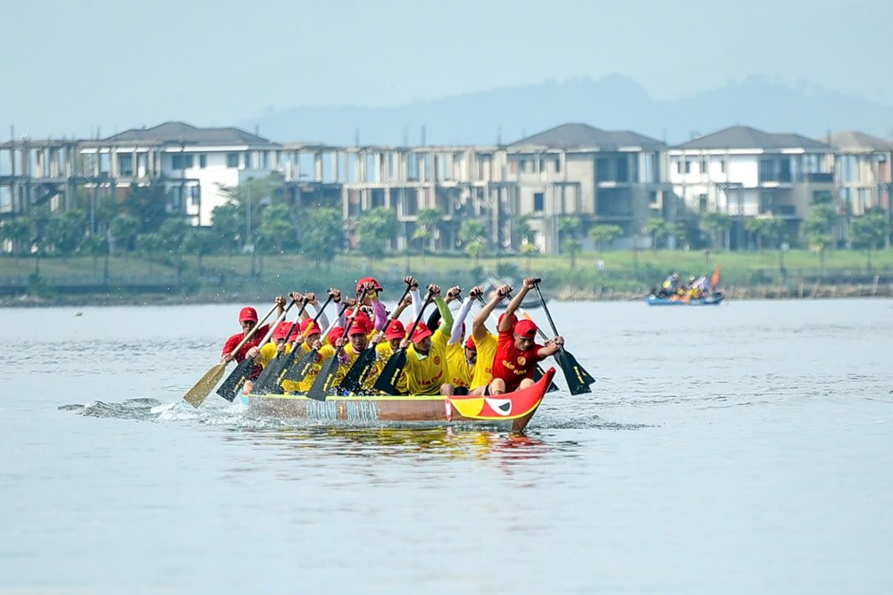 Sôi nổi giải đua thuyền truyền thống và đua SUP trên sông Cu Đê - ảnh 4