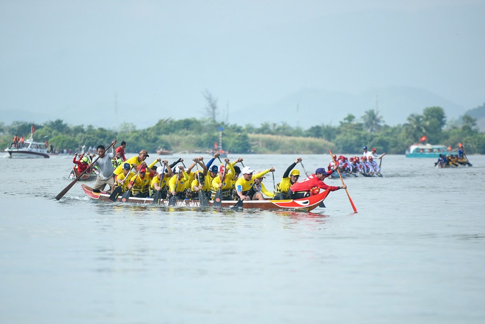Sôi nổi giải đua thuyền truyền thống và đua SUP trên sông Cu Đê - ảnh 8