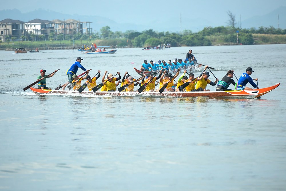 Sôi nổi giải đua thuyền truyền thống và đua SUP trên sông Cu Đê - ảnh 6