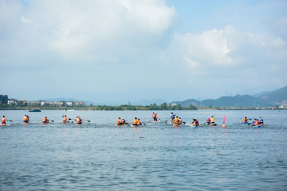 Sôi nổi giải đua thuyền truyền thống và đua SUP trên sông Cu Đê - ảnh 9