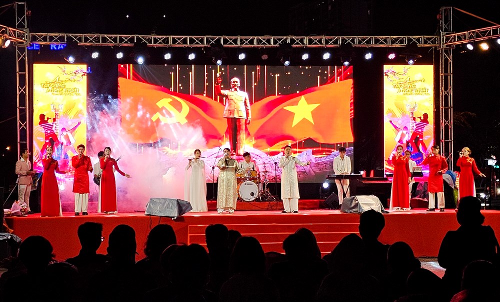 Sắc xuân rực rỡ trong đêm chung kết Tài năng nghệ thuật Đà Nẵng - ảnh 1