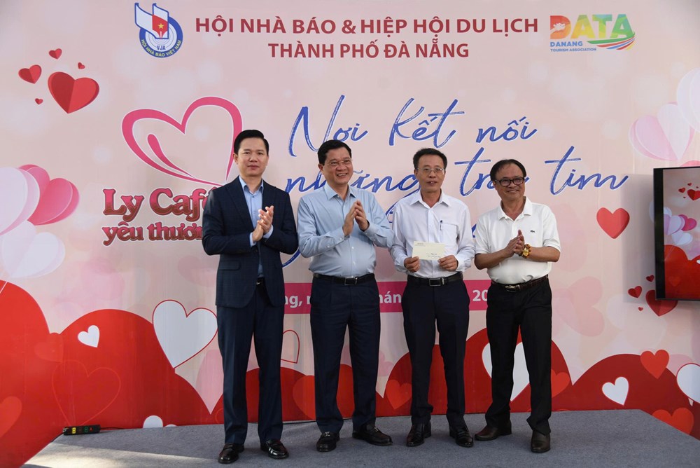 Chung tay vì cộng đồng từ “Ly café yêu thương” - ảnh 1