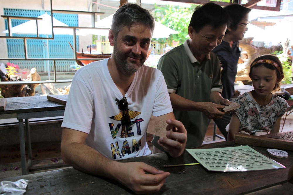 Du khách quốc tế hào hứng trải nghiệm làng nghề Kim Bồng - ảnh 6