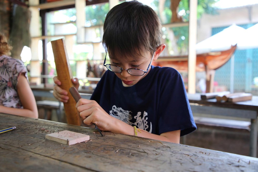 Du khách quốc tế hào hứng trải nghiệm làng nghề Kim Bồng - ảnh 9