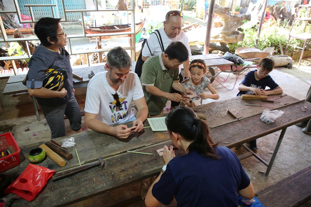 Du khách quốc tế hào hứng trải nghiệm làng nghề Kim Bồng - ảnh 7