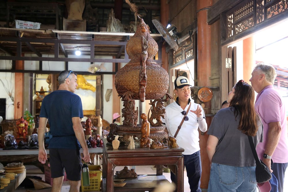 Du khách quốc tế hào hứng trải nghiệm làng nghề Kim Bồng - ảnh 15
