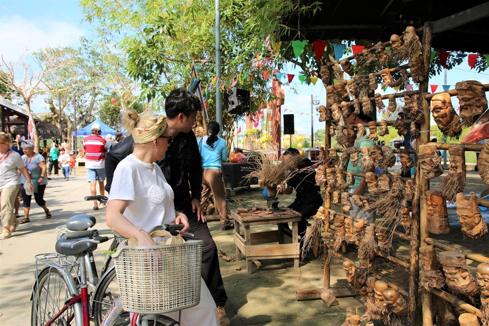 Du khách quốc tế hào hứng trải nghiệm làng nghề Kim Bồng - ảnh 12