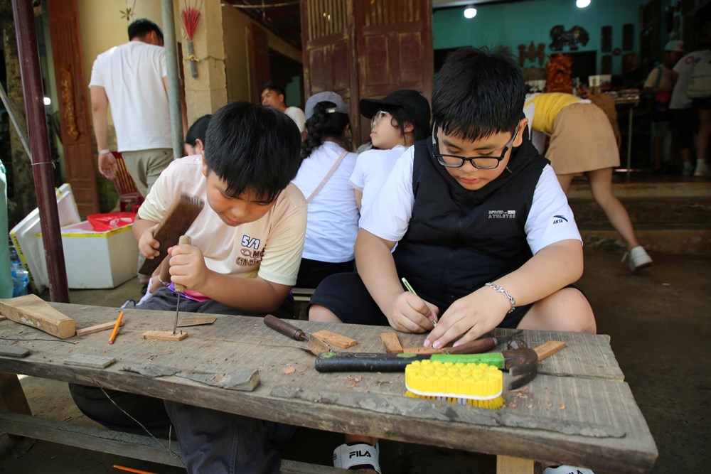 Du khách quốc tế hào hứng trải nghiệm làng nghề Kim Bồng - ảnh 8