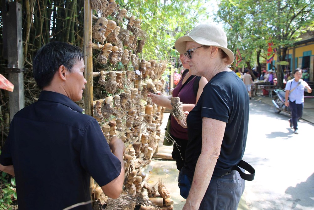 Du khách quốc tế hào hứng trải nghiệm làng nghề Kim Bồng - ảnh 13