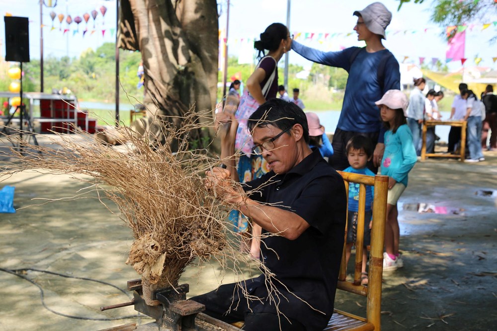 Du khách quốc tế hào hứng trải nghiệm làng nghề Kim Bồng - ảnh 2