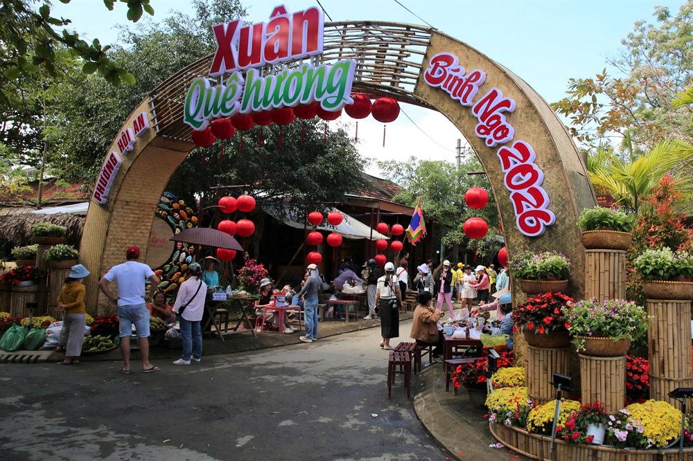 Du khách quốc tế hào hứng trải nghiệm làng nghề Kim Bồng - ảnh 1