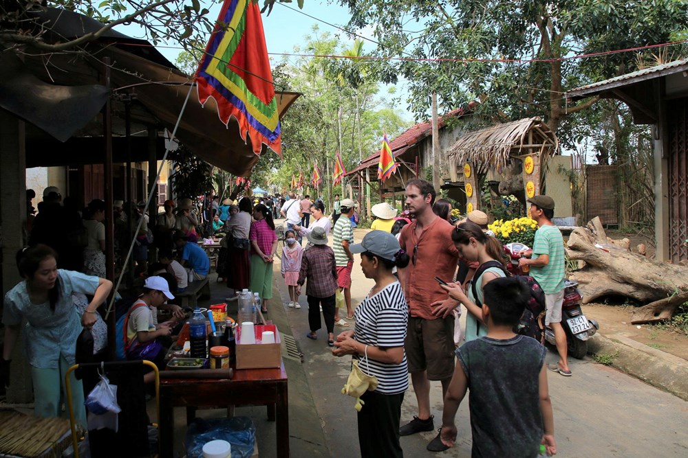 Du khách quốc tế hào hứng trải nghiệm làng nghề Kim Bồng - ảnh 14