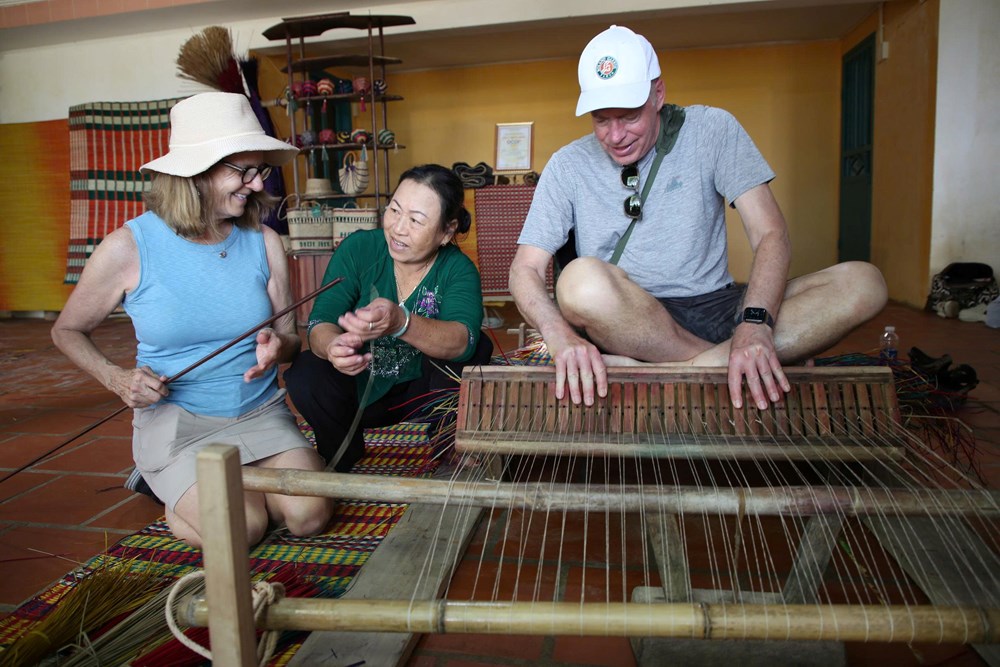 Du khách quốc tế hào hứng trải nghiệm làng nghề Kim Bồng - ảnh 10