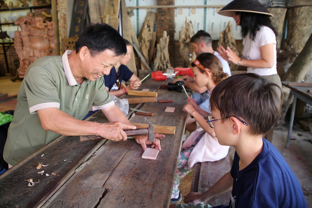 Du khách quốc tế hào hứng trải nghiệm làng nghề Kim Bồng - ảnh 5