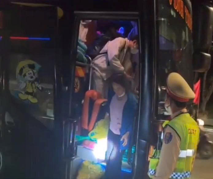 Phát hiện xe khách chở quá 15 người trên Quốc lộ 1 qua Đà Nẵng - ảnh 1