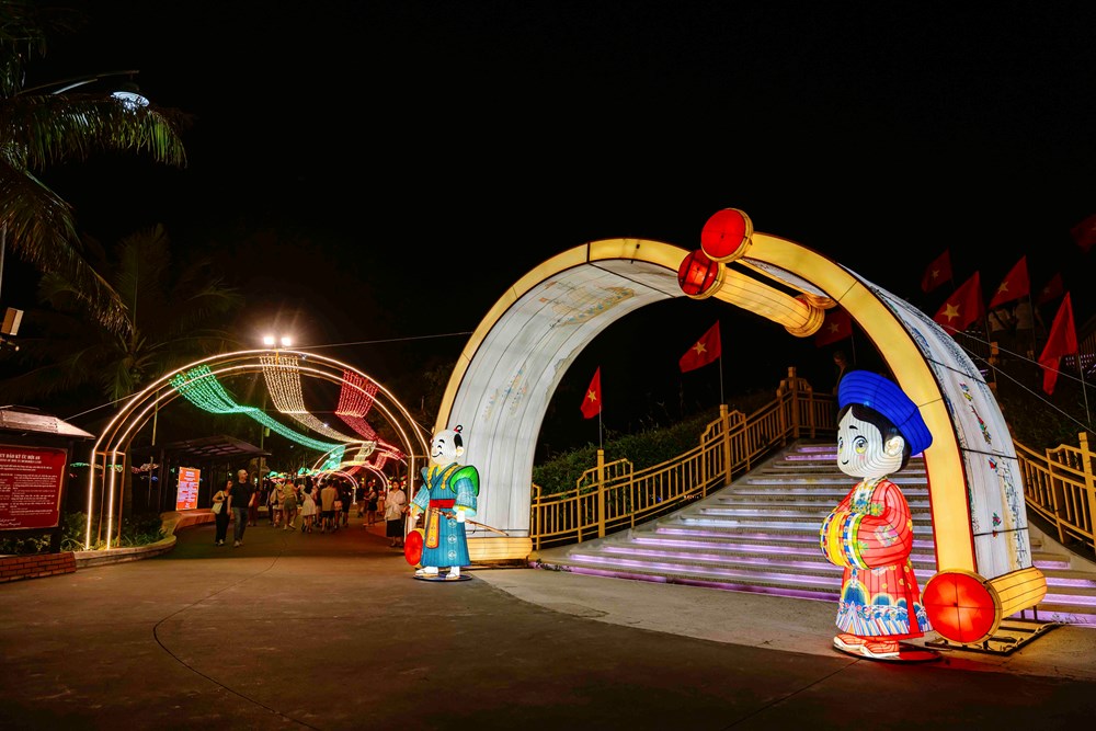 Bầu trời Hội An bừng sáng đêm khai mạc Lễ hội Ánh sáng và Di sản  - ảnh 6