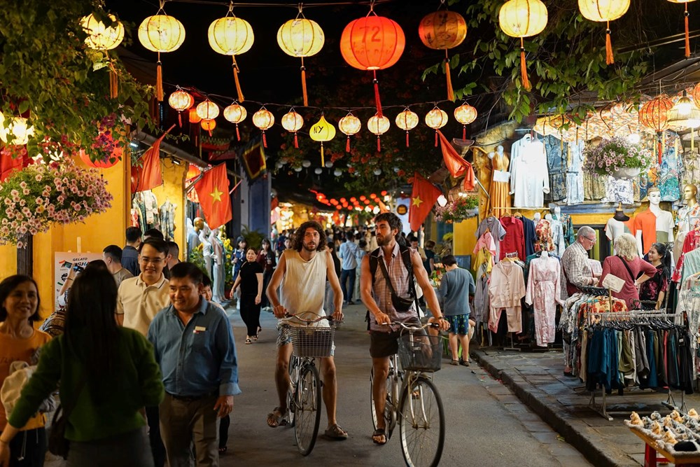 Hơn 2,4 triệu lượt khách đến Đà Nẵng trong 2 tháng đầu năm - ảnh 1