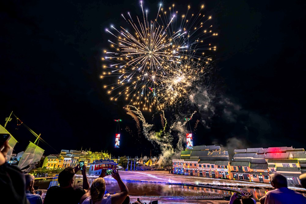 Bầu trời Hội An bừng sáng đêm khai mạc Lễ hội Ánh sáng và Di sản  - ảnh 4