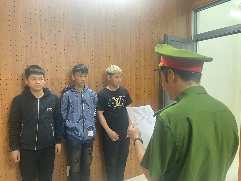 Bắt tạm giam nhóm đối tượng cướp tài sản - ảnh 1