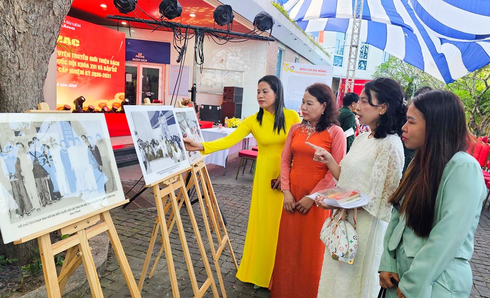 Đà Nẵng trưng bày tài nguyên thông tin và tuyên truyền, giới thiệu sách chào mừng Ngày bầu cử - ảnh 1