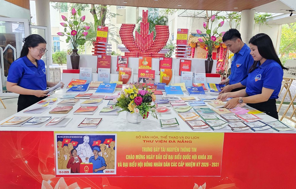 Đà Nẵng trưng bày tài nguyên thông tin và tuyên truyền, giới thiệu sách chào mừng Ngày bầu cử - ảnh 3