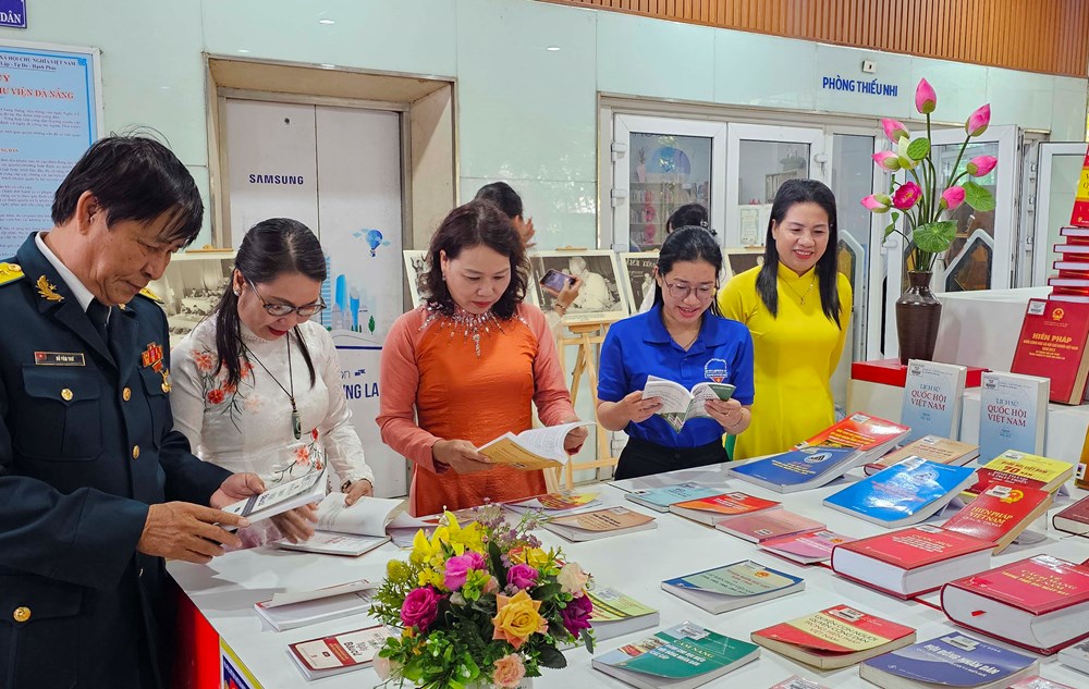 Đà Nẵng trưng bày tài nguyên thông tin và tuyên truyền, giới thiệu sách chào mừng Ngày bầu cử - ảnh 2