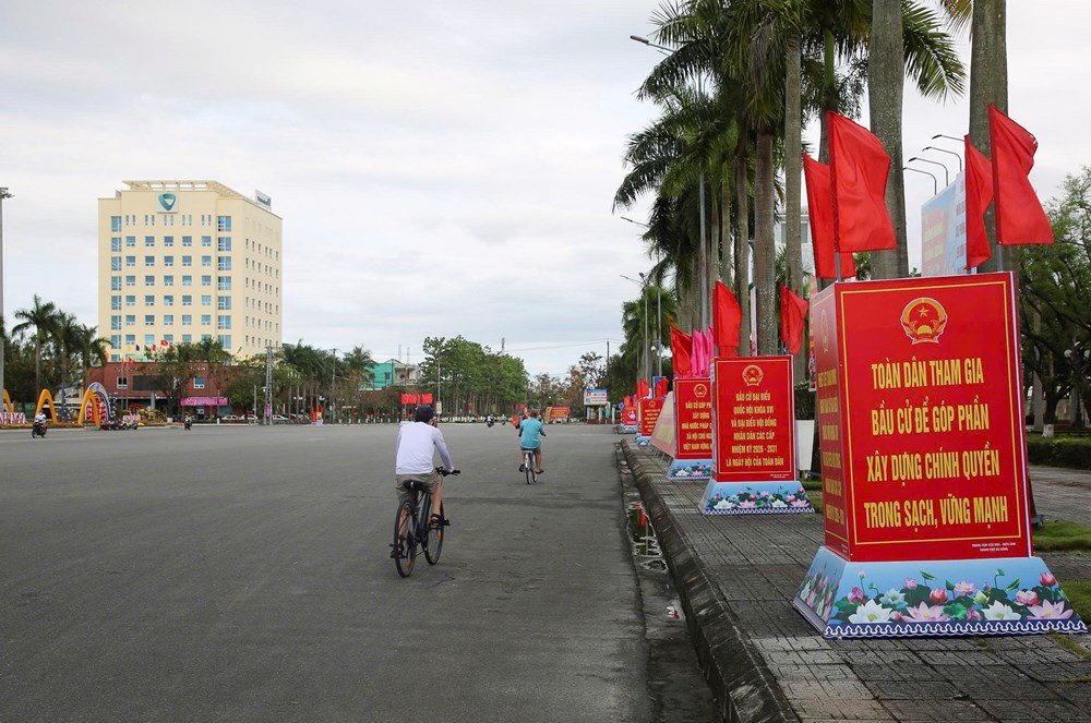 Đà Nẵng rực rỡ cờ hoa chào mừng Ngày bầu cử - ảnh 12