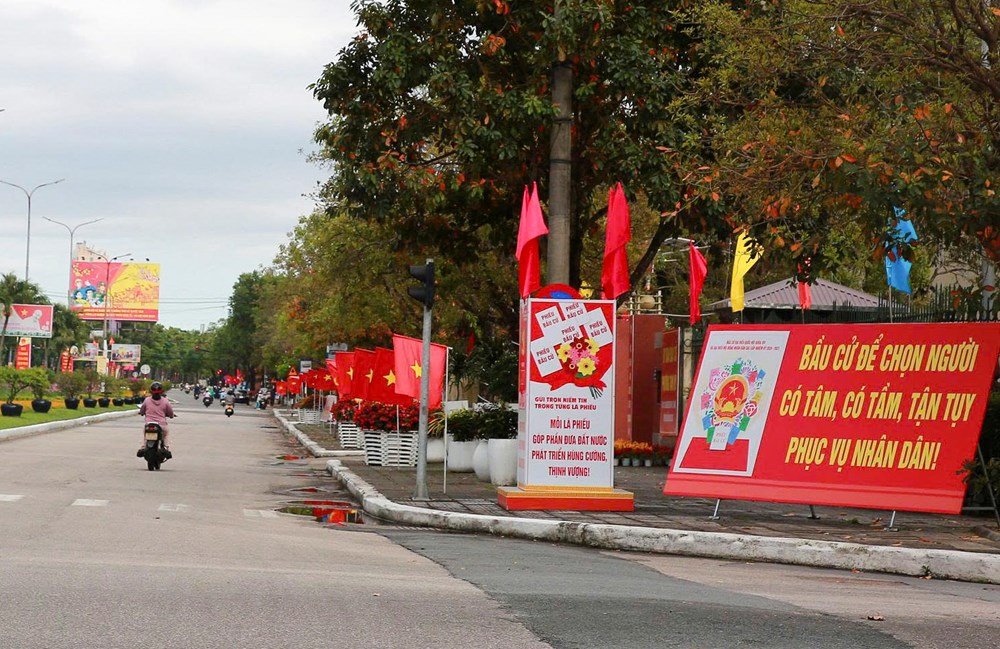 Đà Nẵng rực rỡ cờ hoa chào mừng Ngày bầu cử - ảnh 14