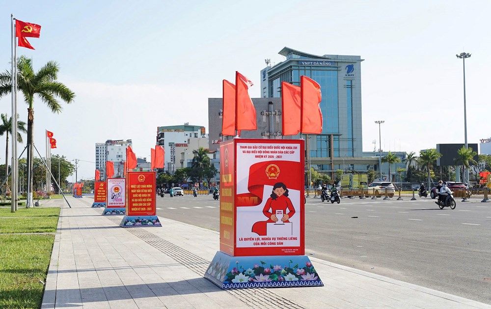 Đà Nẵng rực rỡ cờ hoa chào mừng Ngày bầu cử - ảnh 2