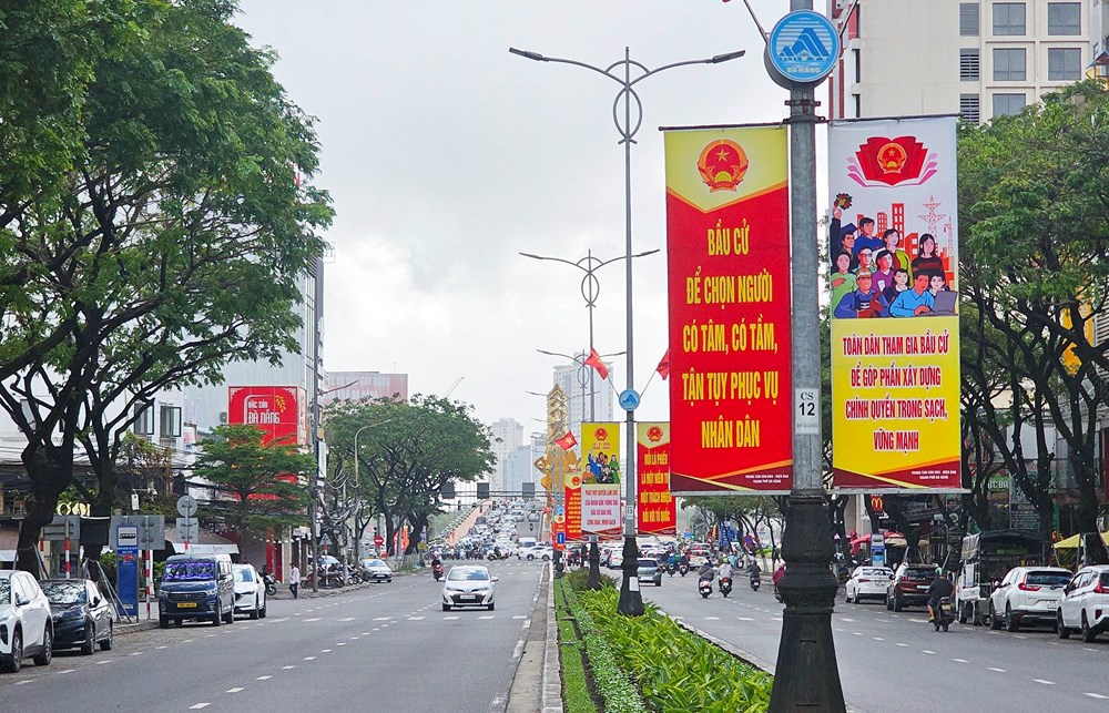 Đà Nẵng rực rỡ cờ hoa chào mừng Ngày bầu cử - ảnh 1