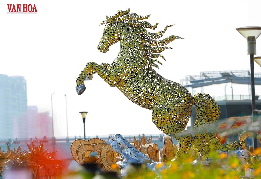 Linh vật Kim Mã tiếp tục “tỏa sáng” tại không gian công cộng Đà Nẵng - ảnh 1