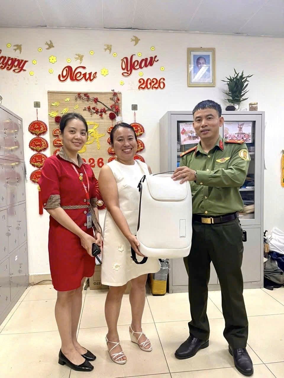 Bỏ quên balo 5.000 USD ở sân bay, du khách bất ngờ nhận lại - ảnh 2