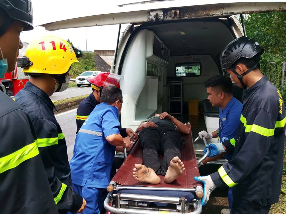 Giải cứu tài xế bị mắc kẹt sau tai nạn xe đầu kéo trên cao tốc - ảnh 2