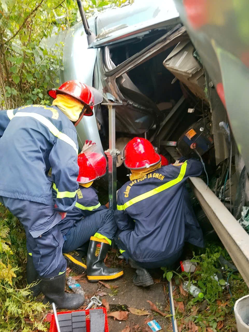 Giải cứu tài xế bị mắc kẹt sau tai nạn xe đầu kéo trên cao tốc - ảnh 1