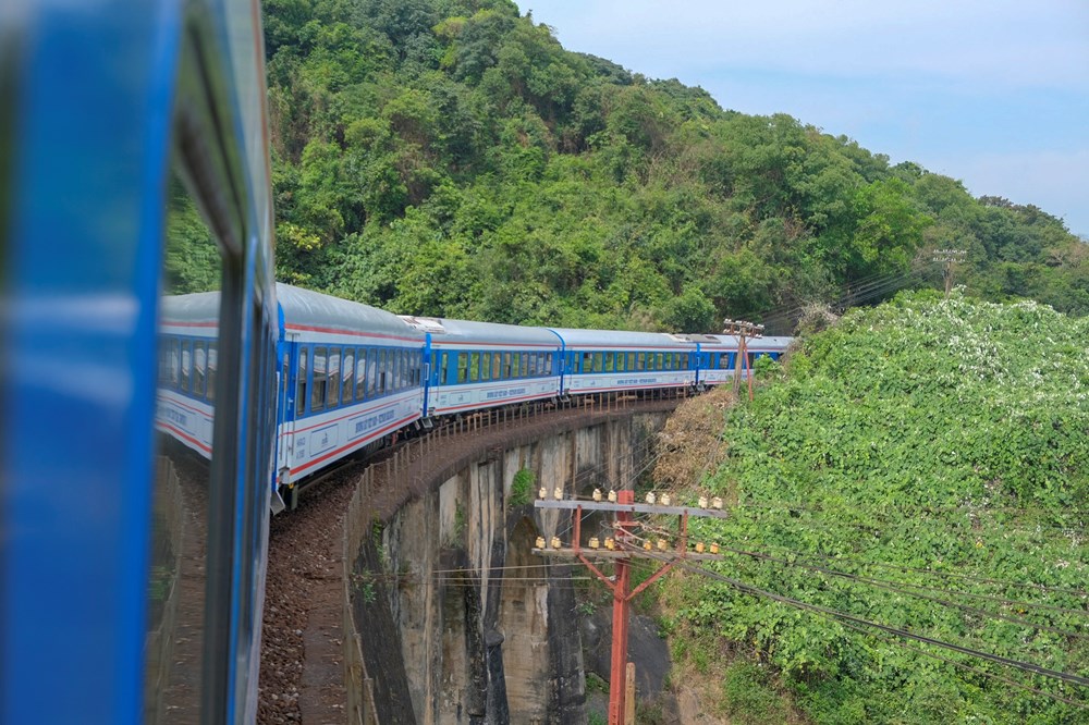 Cơ hội ngắm đèo Hải Vân từ tàu hỏa với giá vé giảm sâu - ảnh 3