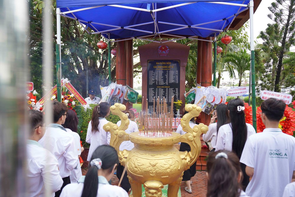 Dâng hương tưởng niệm, tri ân liệt sĩ Gạc Ma - ảnh 1