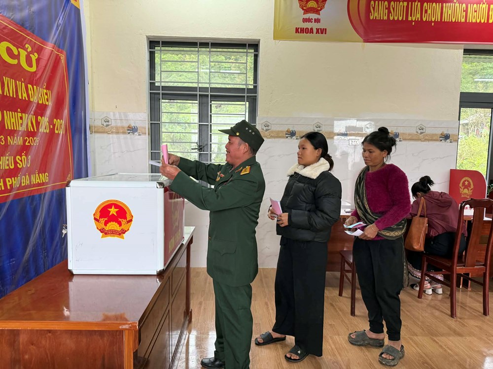 Cử tri Đà Nẵng phấn khởi đi bầu cử đại biểu Quốc hội và HĐND các cấp - ảnh 13