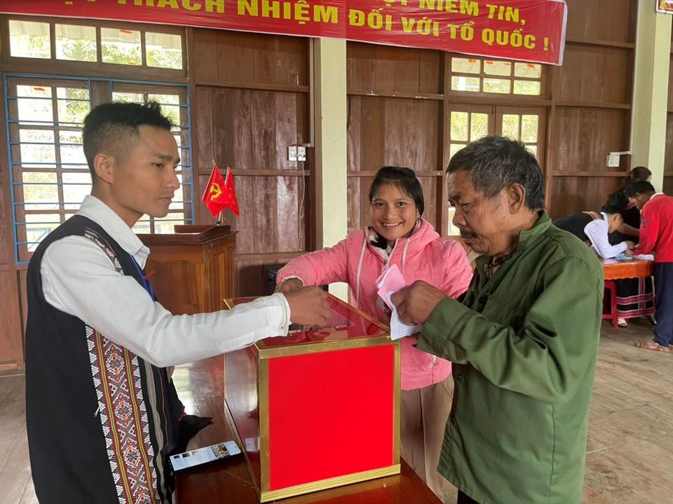 Cử tri Đà Nẵng phấn khởi đi bầu cử đại biểu Quốc hội và HĐND các cấp - ảnh 19