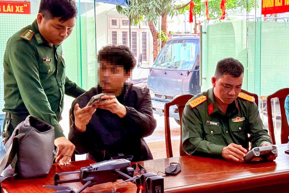 Phát hiện du khách nước ngoài điều khiển flycam trái phép ven biển Đà Nẵng - ảnh 1