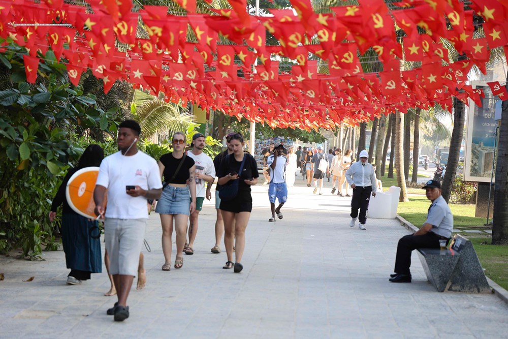 Bãi biển Đà Nẵng hút khách quốc tế - ảnh 4