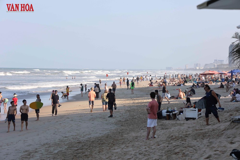 Bãi biển Đà Nẵng hút khách quốc tế - ảnh 1