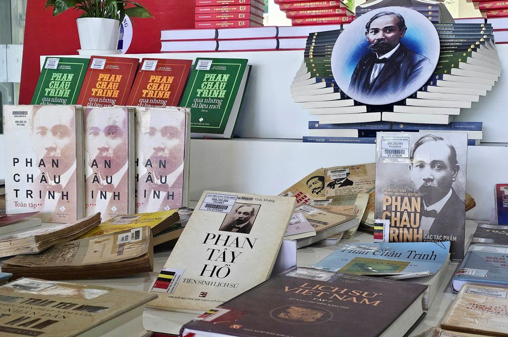 Trưng bày tài nguyên thông tin và nói chuyện chuyên đề về chí sĩ Phan Châu Trinh - ảnh 6