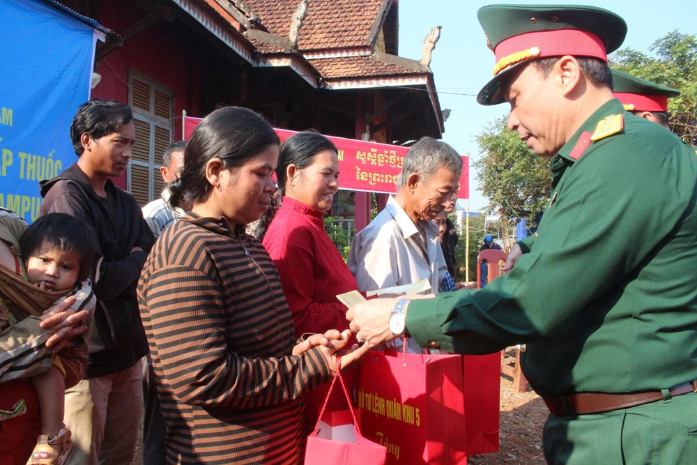 Quân khu 5 khám bệnh, tặng quà cho người dân tỉnh Ratanakiri (Campuchia) - ảnh 1