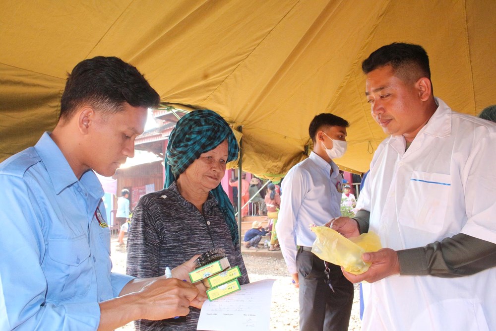 Quân khu 5 khám bệnh, tặng quà cho người dân tỉnh Ratanakiri (Campuchia) - ảnh 4