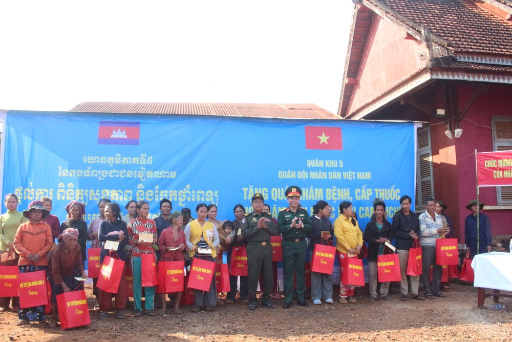 Quân khu 5 khám bệnh, tặng quà cho người dân tỉnh Ratanakiri (Campuchia) - ảnh 2